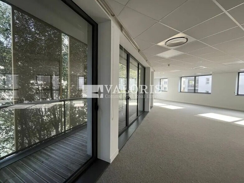 Office in Lyon for lease - Building Photo - Image 3 of 24