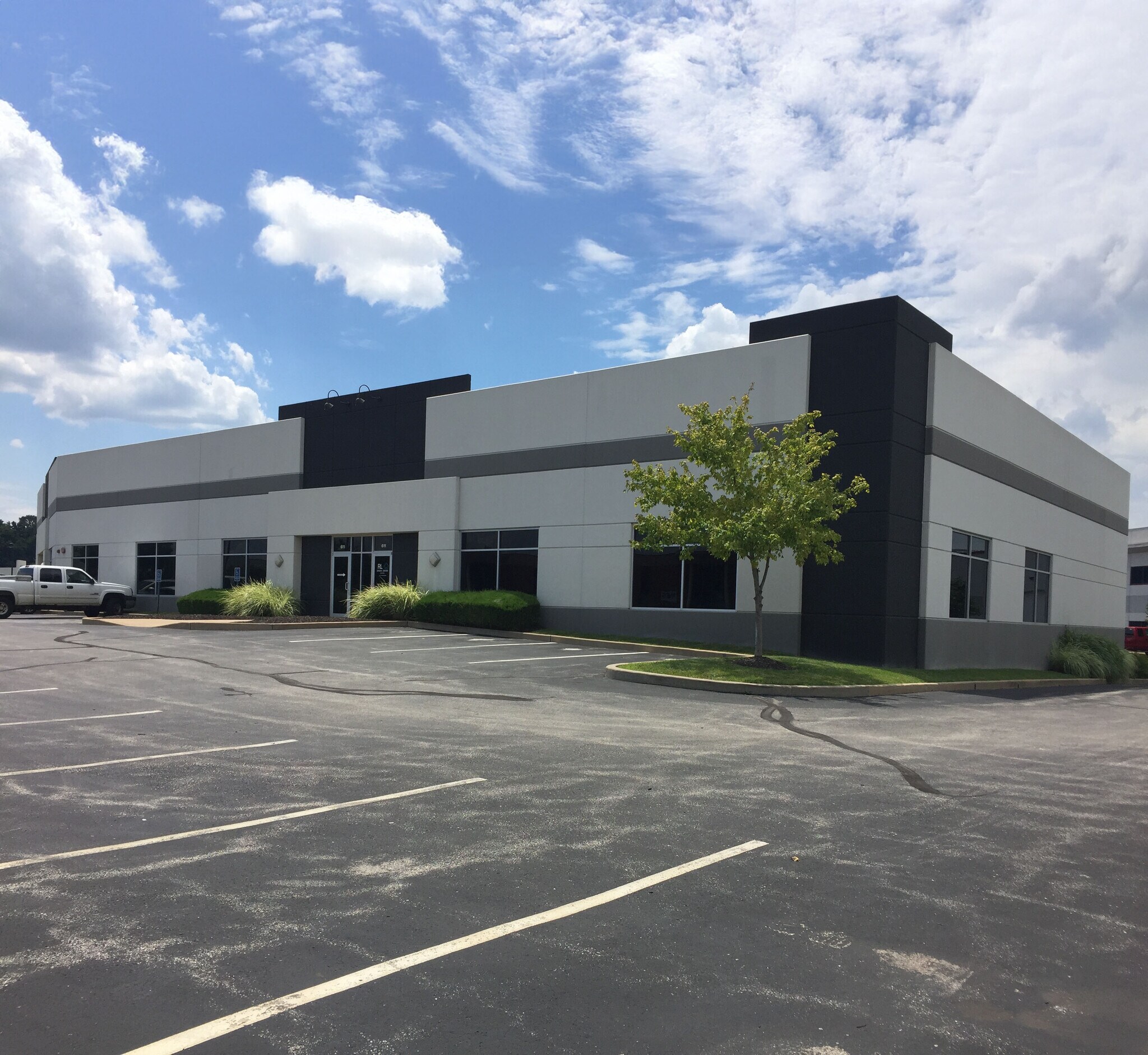 601-611 Trade Center Blvd, Chesterfield, MO for lease Primary Photo- Image 1 of 5