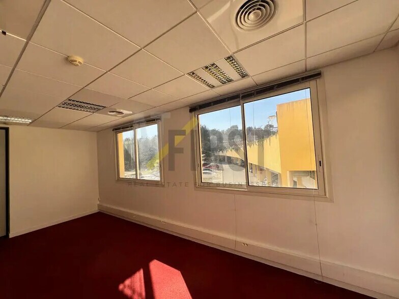 Office in Valbonne for lease - Interior Photo - Image 3 of 4