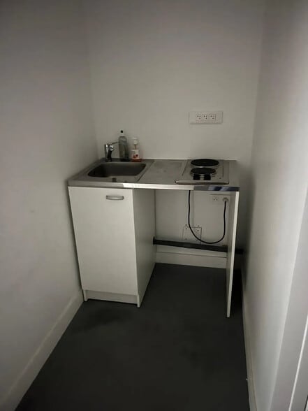 Avenue Gabrielle D'Estrees, Le Coudray-Montceaux for lease - Interior Photo - Image 2 of 6