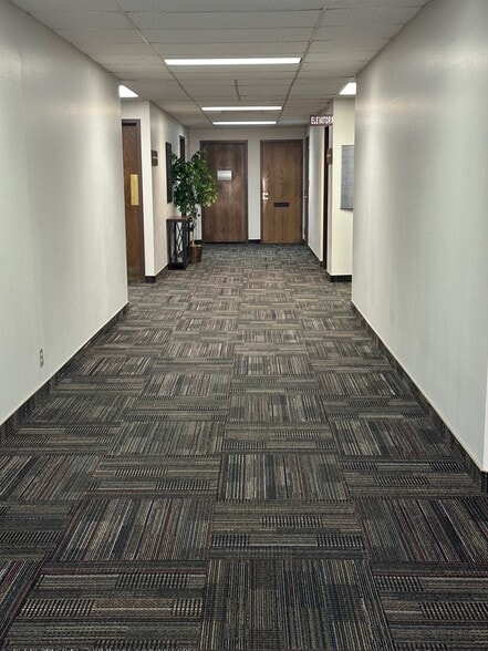 600 N Cotner Blvd, Lincoln, NE for sale - Interior Photo - Image 3 of 6