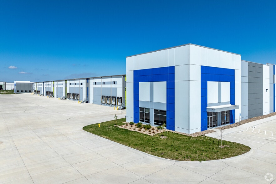 12501 Plum Dr, Urbandale, IA for sale - Primary Photo - Image 1 of 6