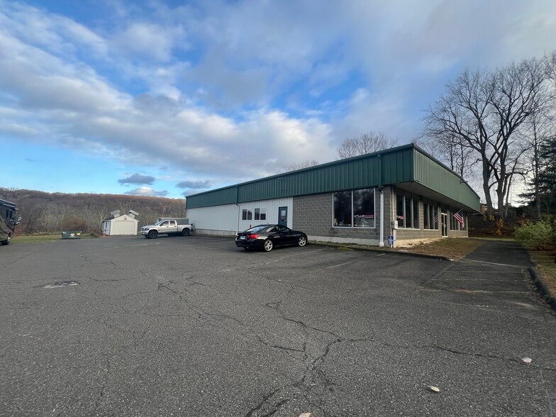 571 Danbury Rd, New Milford, CT for sale - Building Photo - Image 2 of 19