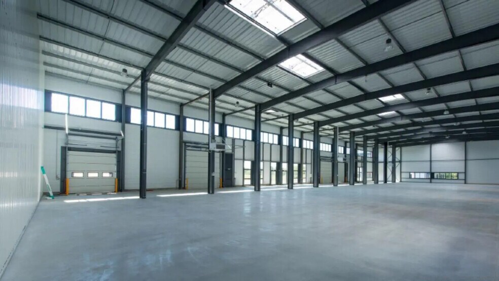 Flex in Dagneux for lease - Interior Photo - Image 2 of 6