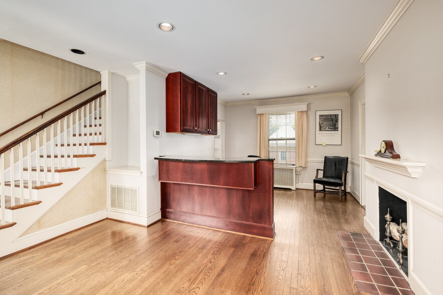 301 Park Ave, Falls Church, VA for lease - Building Photo - Image 2 of 12