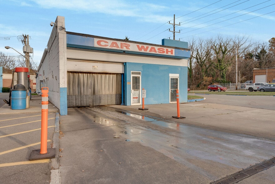 Chief's Auto Wash portfolio of 2 properties for sale on LoopNet.com - Building Photo - Image 3 of 11