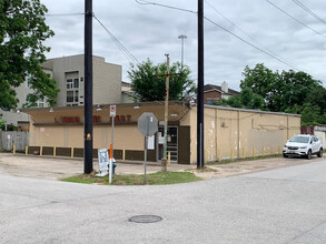 5243 Larkin St, Houston, TX for lease Building Photo- Image 2 of 7