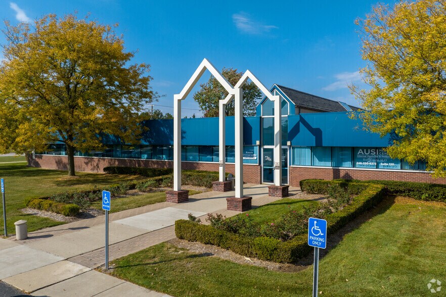 37300 Dequindre Rd, Sterling Heights, MI for lease - Building Photo - Image 2 of 23