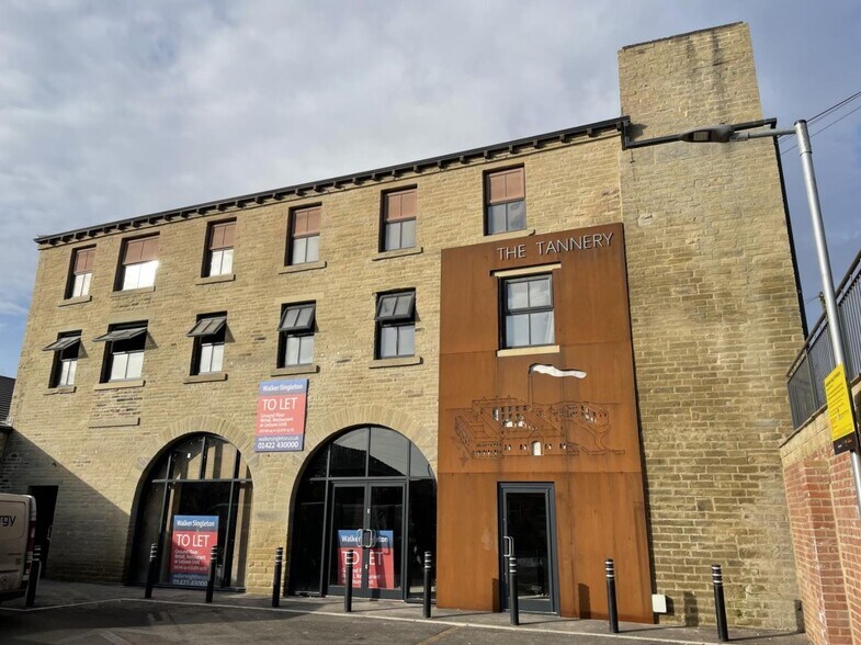 Bradford Rd, Halifax, HX3 7HR