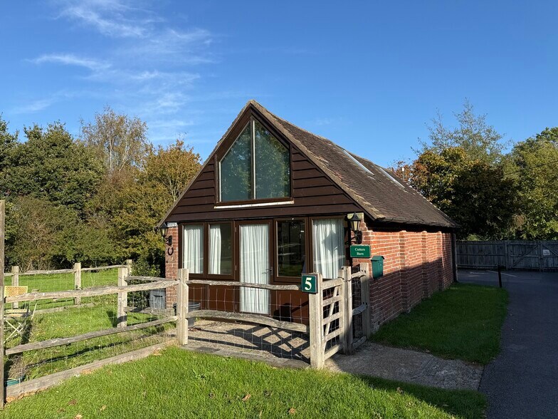 Units 1a & 1b Danworth Farm, Cuckfield Rd, Hurstpierpoint for lease - Building Photo - Image 2 of 14