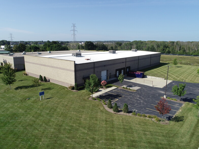 591 N Dekora Woods Blvd, Saukville, WI for lease - Building Photo - Image 1 of 18