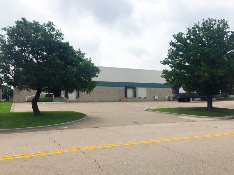 1030-1048 Trend Dr, Carrollton, TX for lease - Building Photo - Image 2 of 8