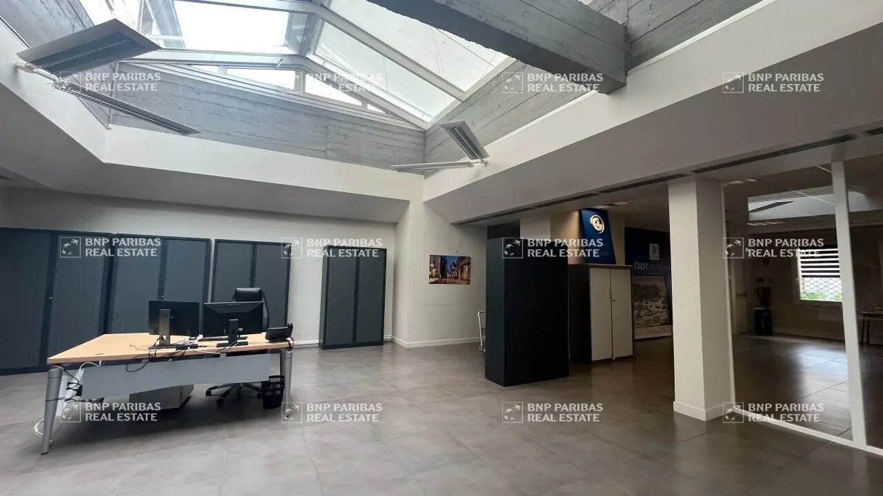 Office in Orléans for sale Interior Photo- Image 1 of 9