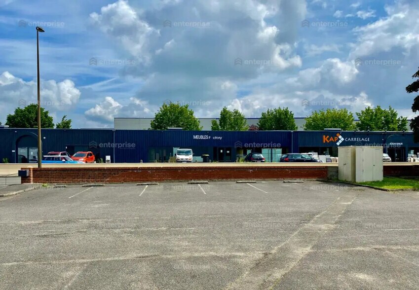 Retail in Amiens for lease - Building Photo - Image 2 of 2