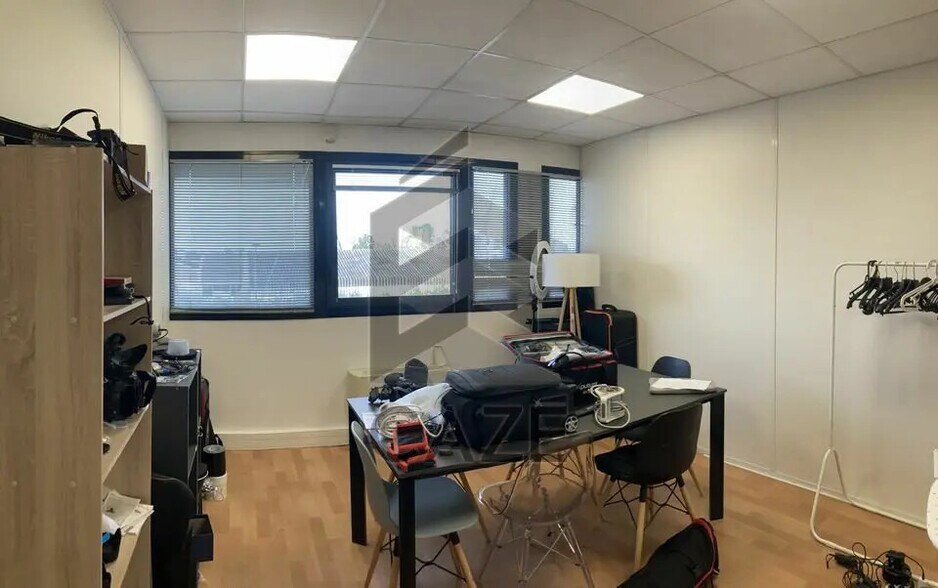 Office in Canéjan for lease - Interior Photo - Image 2 of 3