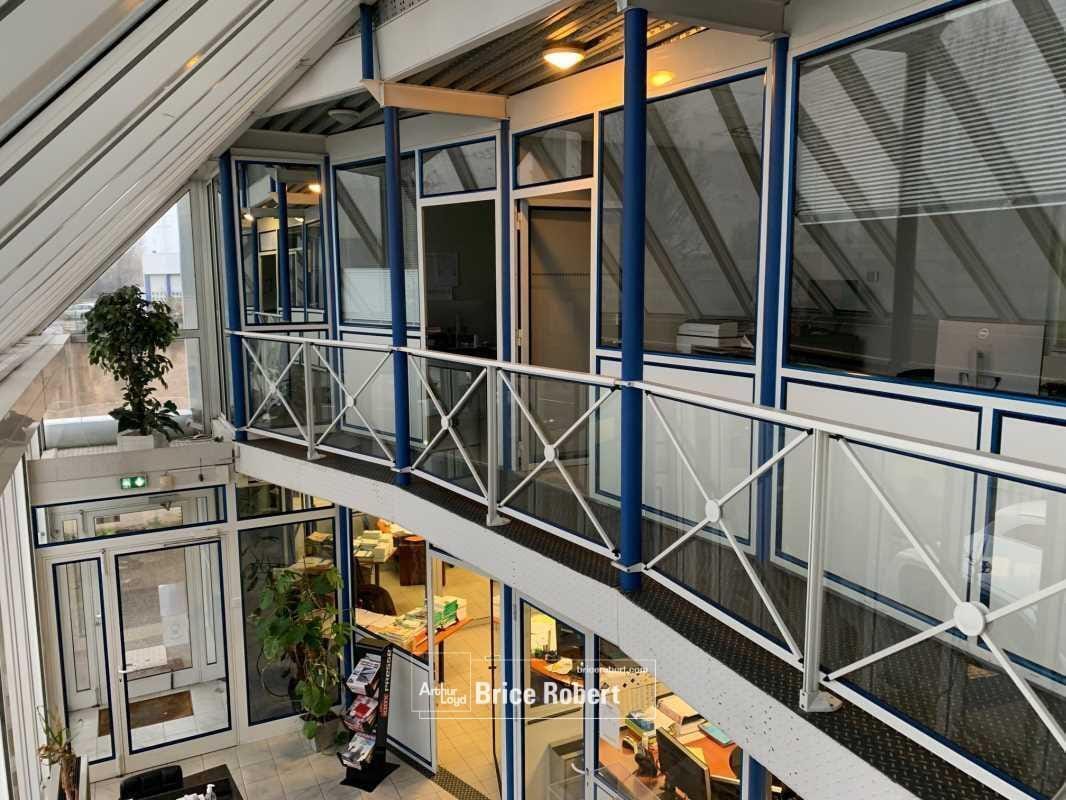 Office in Vaulx-en-Velin for lease Building Photo- Image 1 of 3