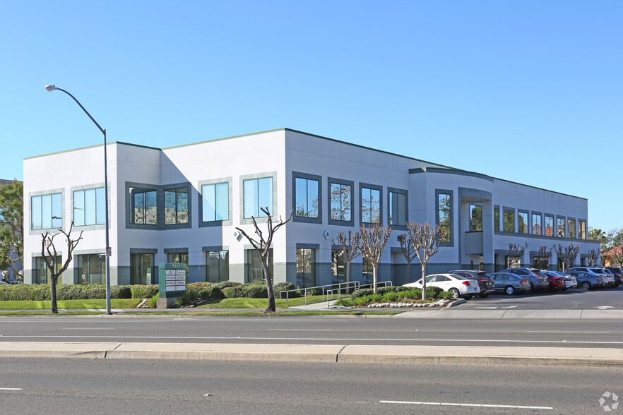 7111 N Fresno St, Fresno, CA for lease - Building Photo - Image 2 of 22