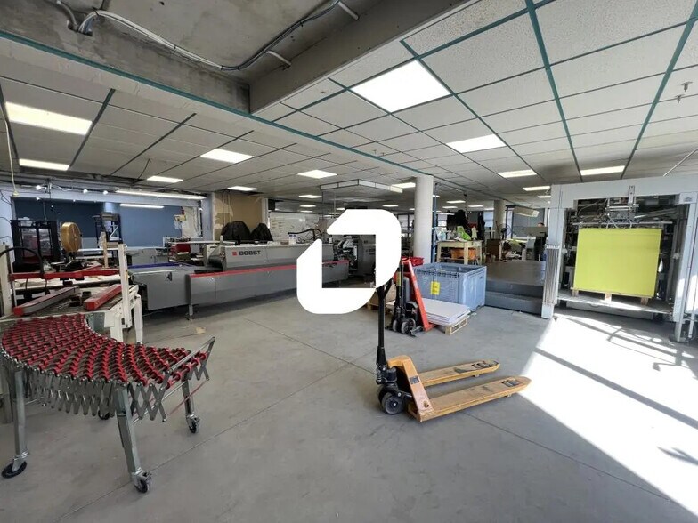 Flex in Tourcoing for lease - Interior Photo - Image 2 of 11