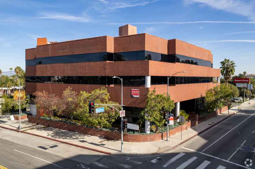 16861 Ventura Blvd, Encino, CA for lease - Building Photo - Image 1 of 6