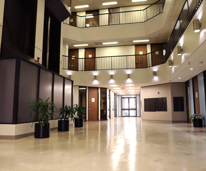 2600 S Loop Fwy W, Houston, TX for lease - Lobby - Image 3 of 5