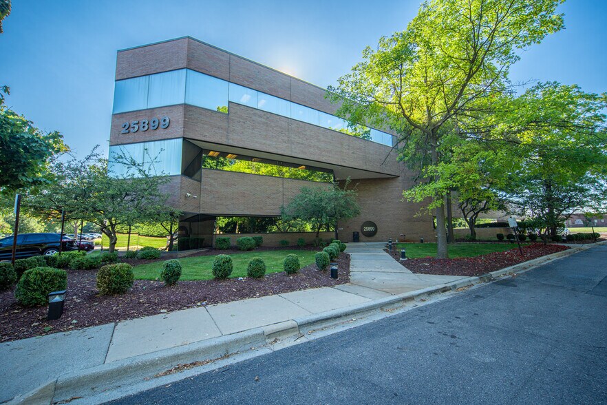 25899 W 12 Mile Rd, Southfield, MI for lease - Building Photo - Image 2 of 5