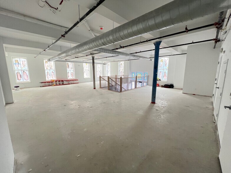 141 Christopher Columbus Dr, Jersey City, NJ for lease - Interior Photo - Image 3 of 9