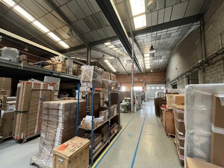 17 Avenue De L'Industrie, Corbas for sale - Interior Photo - Image 2 of 8