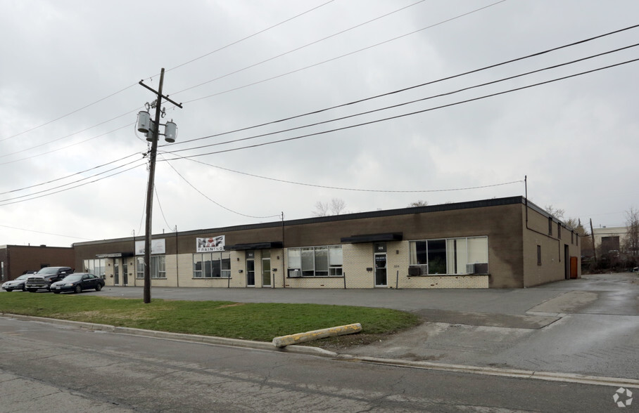 3208-3216 Lenworth Dr, Mississauga, ON for lease - Building Photo - Image 2 of 4