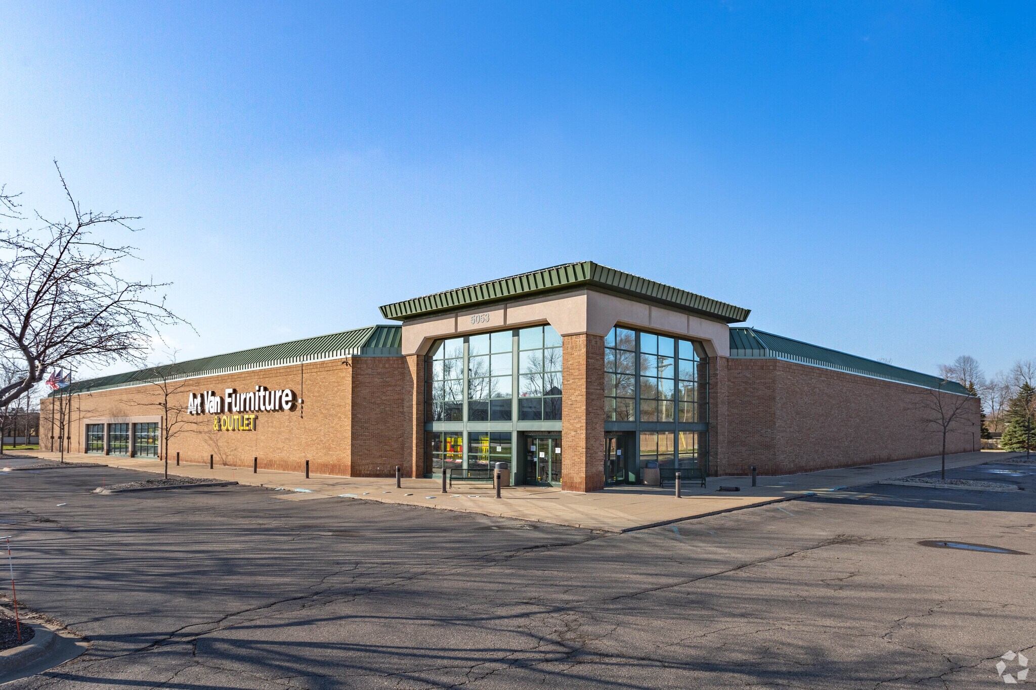 5053 Dixie Hwy, Waterford, MI 48329 Former Art Van/Loves Furniture