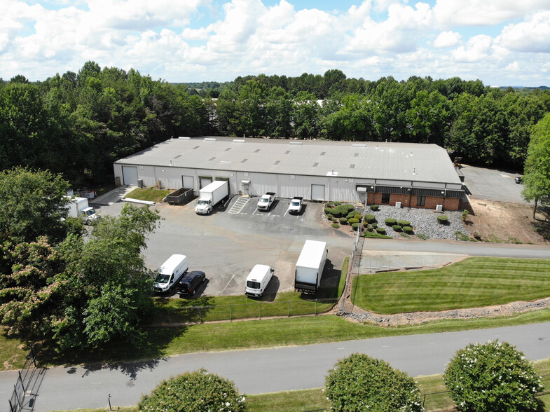 2007 Gateway Blvd, Charlotte, NC for lease - Building Photo - Image 3 of 12