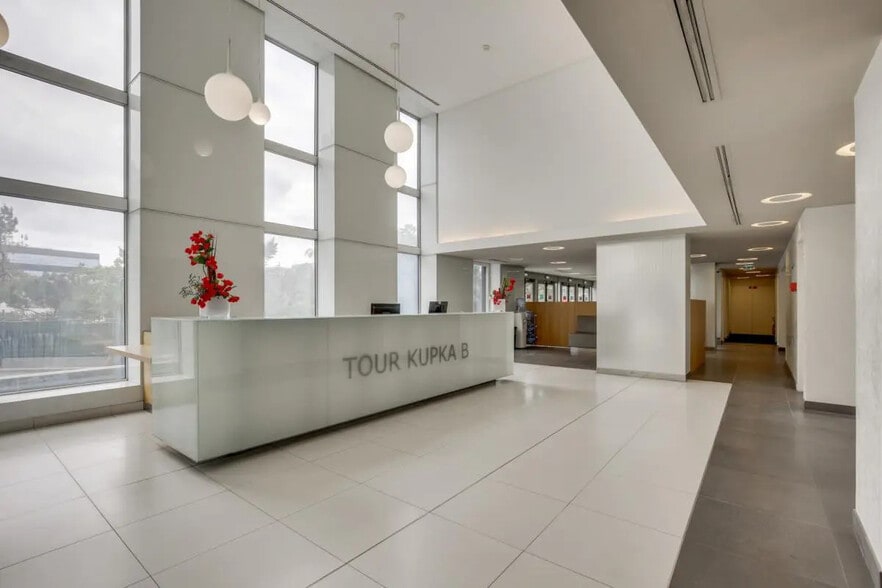 16 Rue Hoche, Puteaux for sale - Lobby - Image 2 of 10