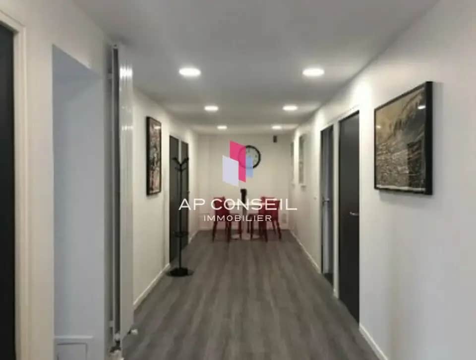 Office in Versailles for lease Interior Photo- Image 1 of 2