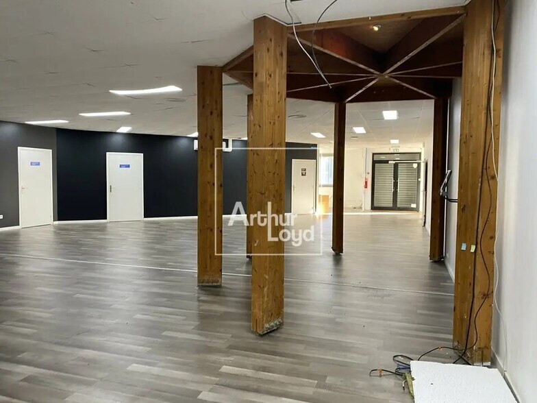 Industrial in Bondoufle for sale - Interior Photo - Image 2 of 5