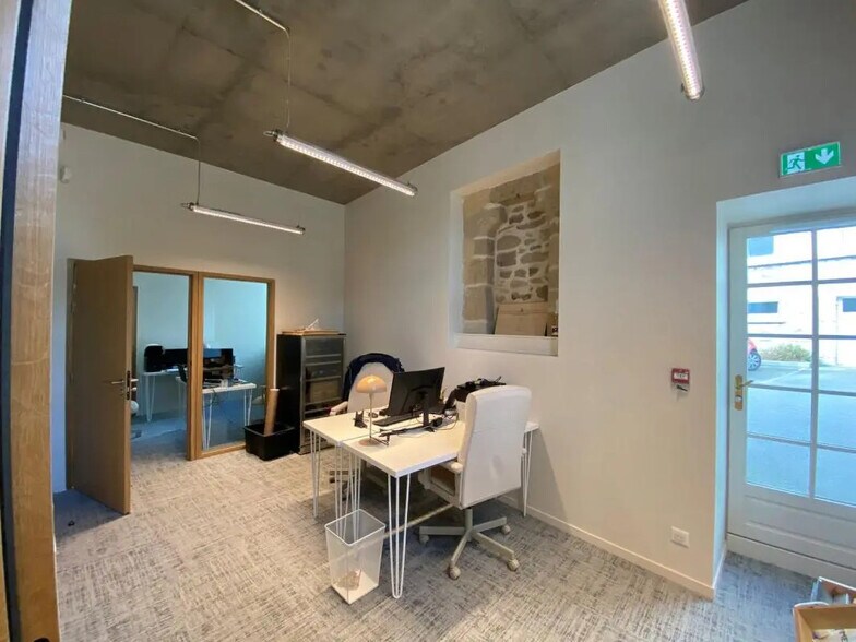 Office in Vannes for lease - Interior Photo - Image 2 of 5