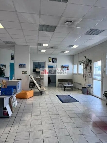 Flex in Nîmes for lease - Interior Photo - Image 1 of 3