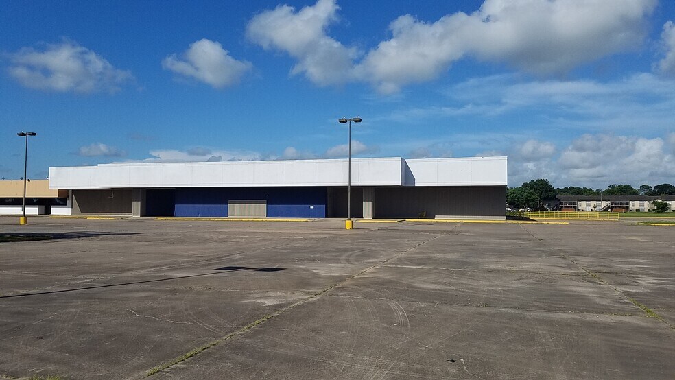 101 North Brazospot Blvd, Clute, TX for sale - Building Photo - Image 1 of 1