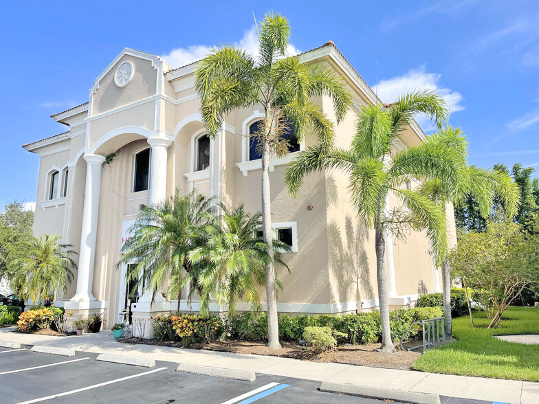 6634 Willow Park Dr, Naples, FL for lease - Building Photo - Image 1 of 2