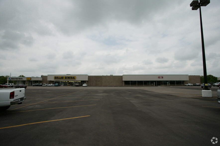 660-734 W Brazos Ave, West Columbia, TX for lease - Building Photo - Image 2 of 3