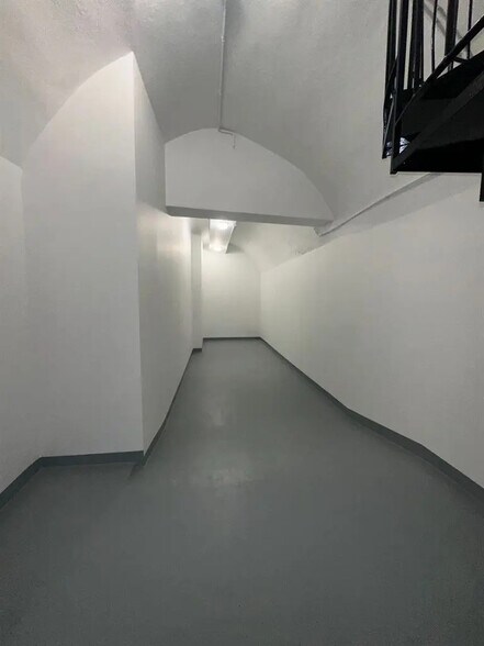 Retail in Paris for lease - Interior Photo - Image 1 of 8