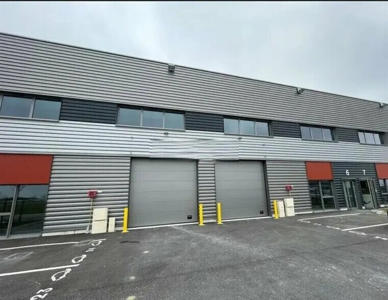 Flex in Le Thillay for lease - Building Photo - Image 1 of 5