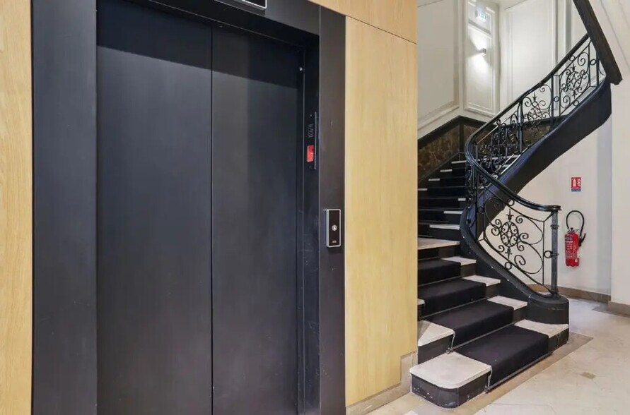 15 Rue La Fayette, Paris for lease - Building Photo - Image 2 of 14