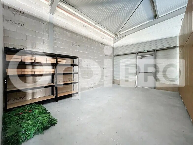 Retail in Rantigny for lease - Interior Photo - Image 3 of 6