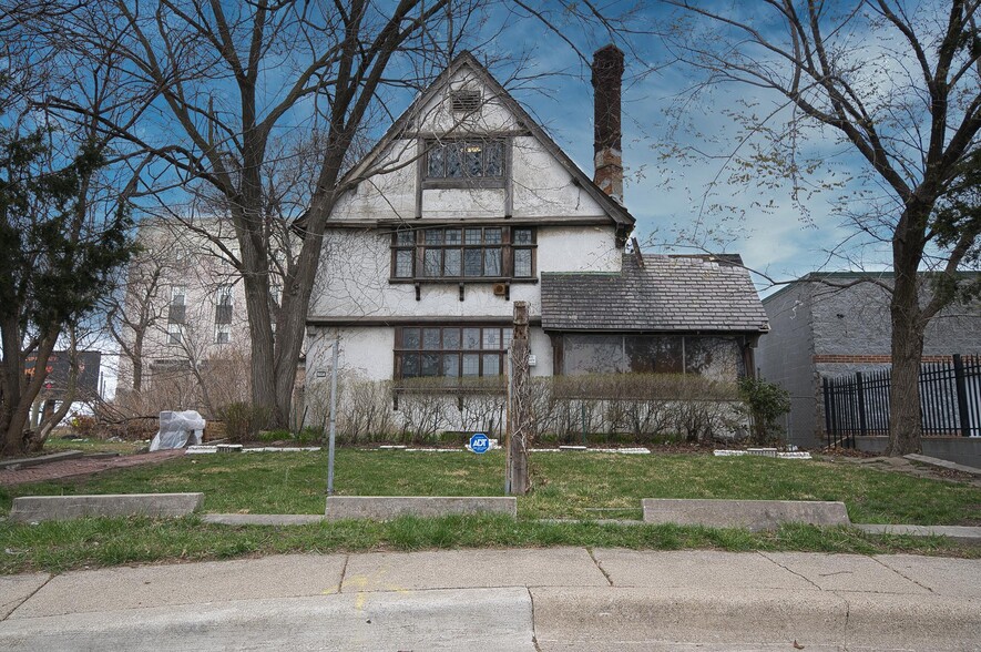 1989 W Grand Blvd, Detroit, MI 48208
