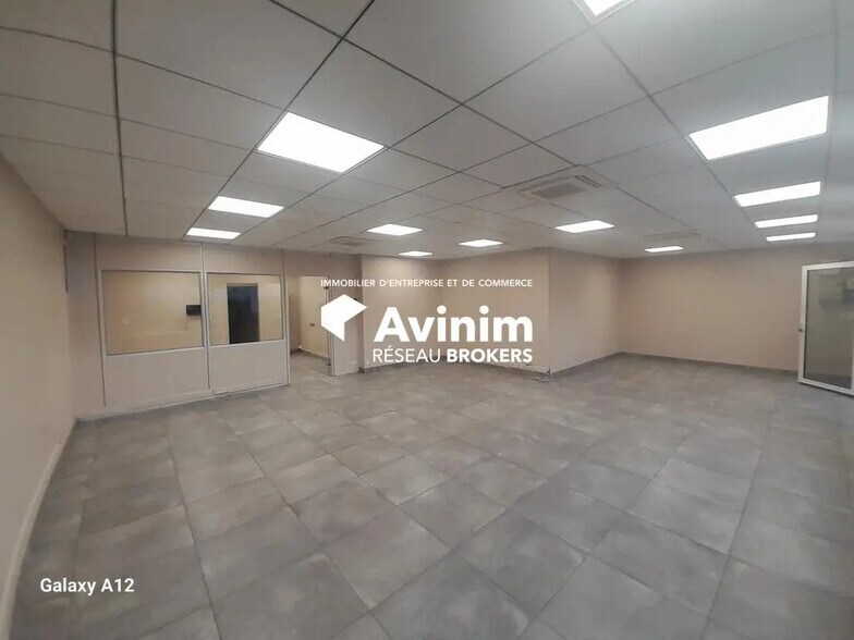 Retail in Fay-aux-Loges for sale - Interior Photo - Image 2 of 12