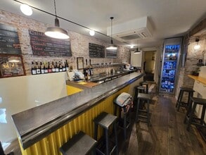 Retail in Barcelona, Barcelona for lease Interior Photo- Image 2 of 12