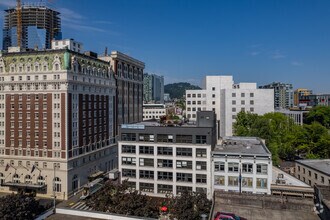 225 SW Broadway, Portland, OR - AERIAL  map view