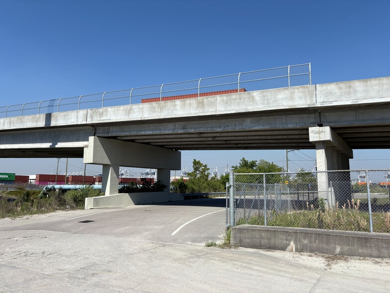 17 Main St, Savannah, GA for lease - Building Photo - Image 3 of 26