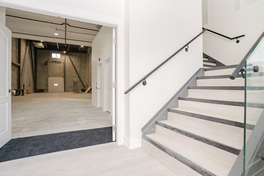 135 Addison Hall Cir, Aurora, ON for lease - Building Photo - Image 3 of 42