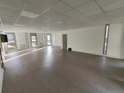Espace lumineux et moderne, idéal pour des activités professionnelles.