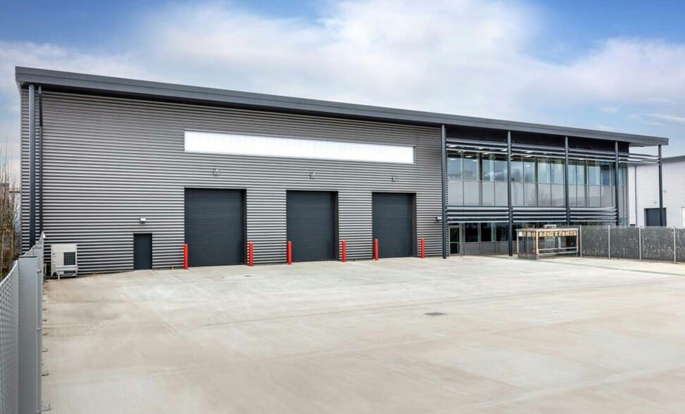 690 Stirling Rd, Slough for lease - Building Photo - Image 3 of 6